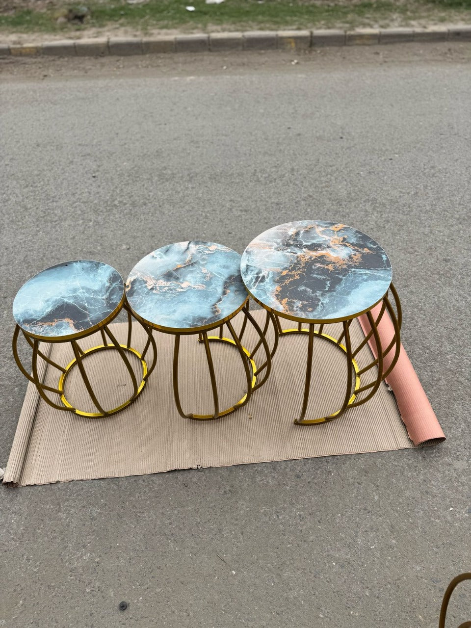 New elegant design 3 pc round nesting table set with wooden marble texture top and metal frame for living room