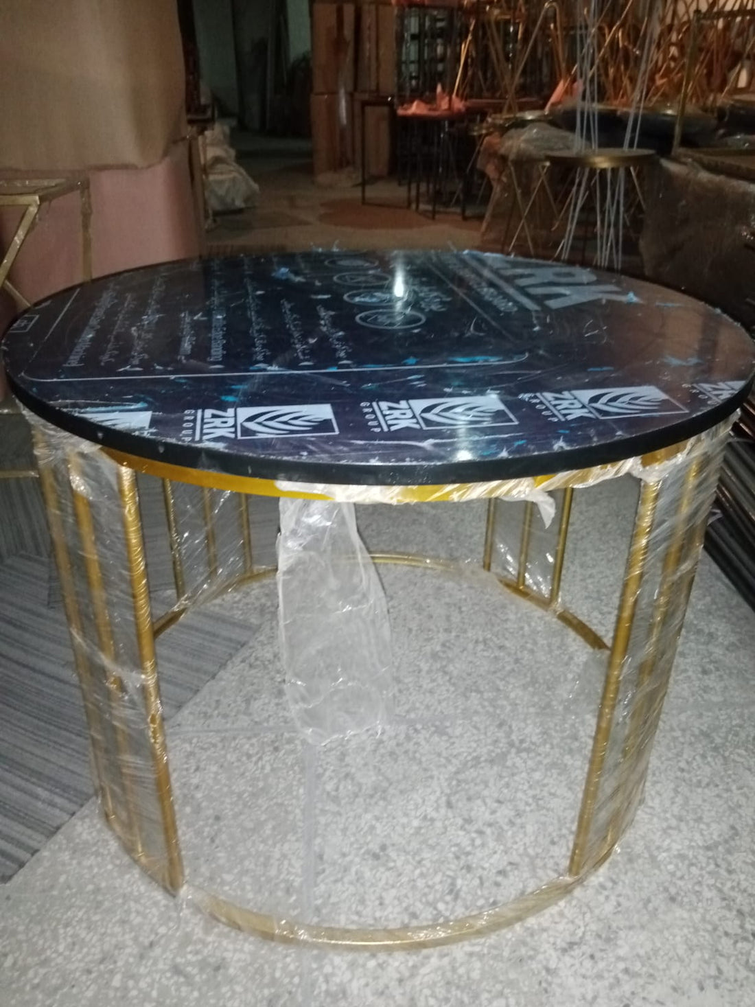 Round Shape Rode Based Center Table Gold Paint Finish – Metal Furniture